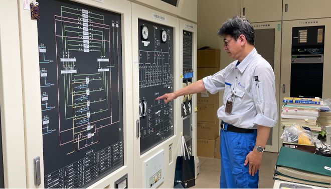ビルのパネル点検をする男性の写真