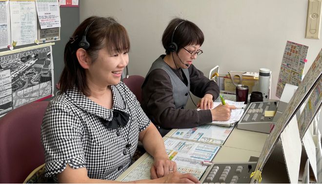 電話対応をする女性の写真